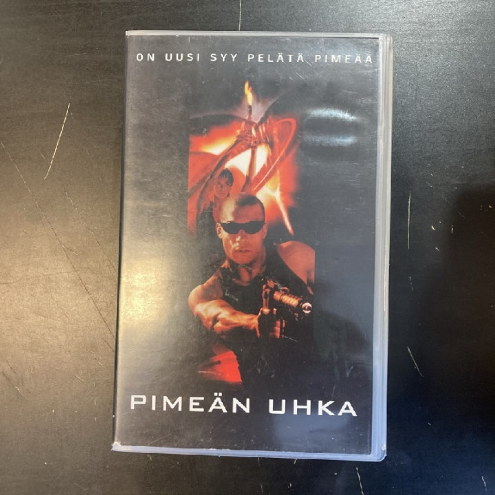 Pimeän uhka VHS (VG+/M-) -toiminta/sci-fi-