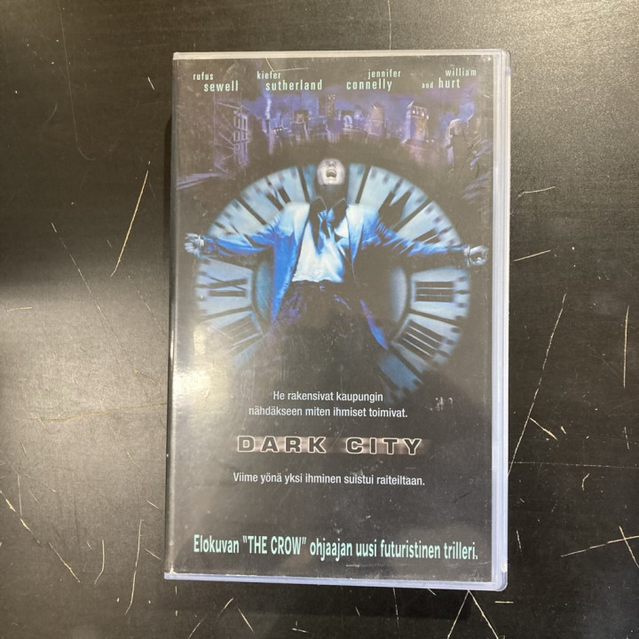 Dark City VHS (VG+/VG+) -jännitys/sci-fi-