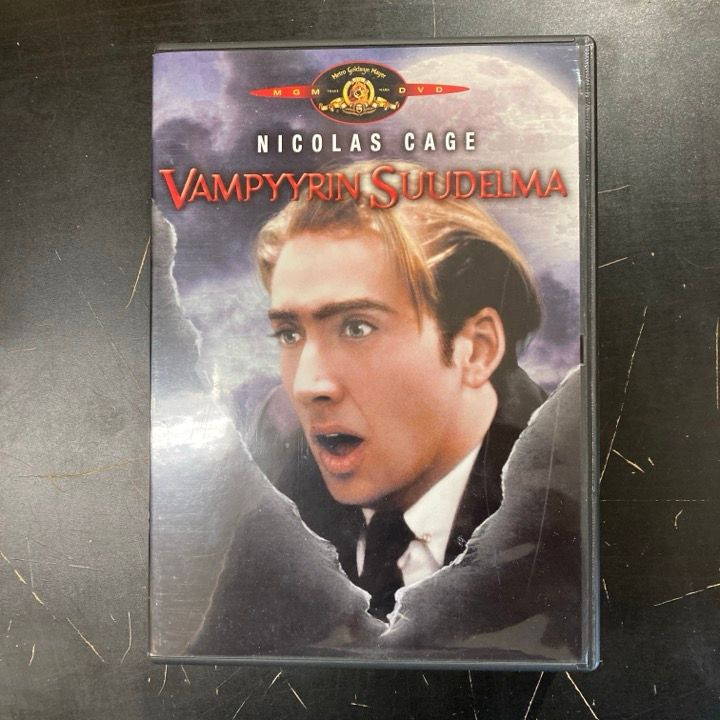 Vampyyrin suudelma DVD (VG+/VG+) -komedia/fantasia-